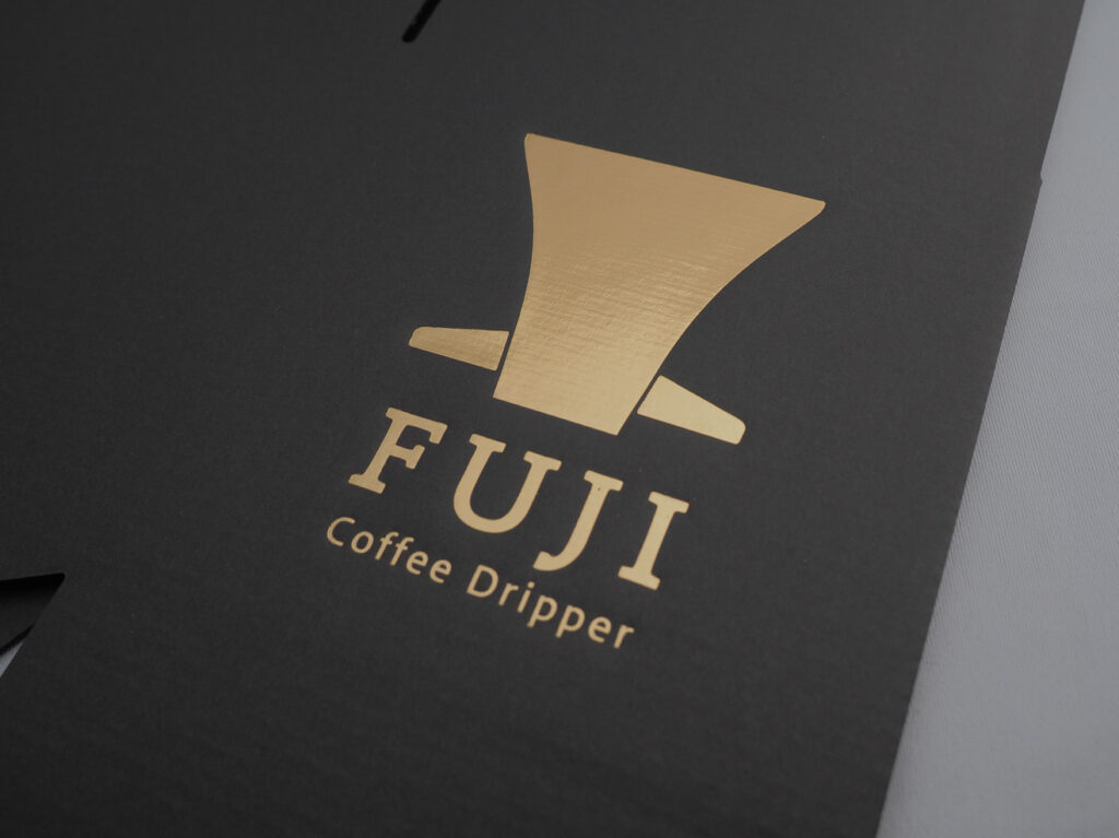 マットな黒地にマットな金の箔押が上品ですね