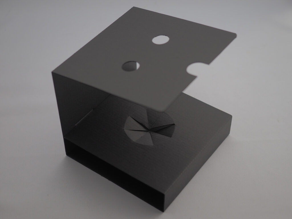 コーヒードリッパー用箱の中仕切りです。
コーヒードリッパーと付属品を固定します