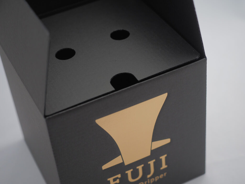 真っ黒いダンボールに金の箔押の高級感ある箱です