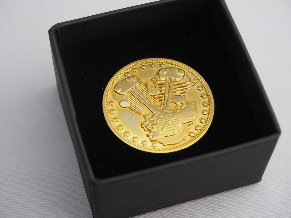 スポンジに黒のベロアを貼っています