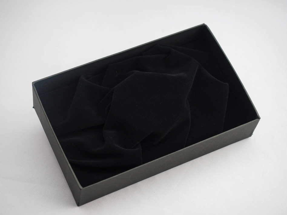 箱の内装はスポンジに黒のベロアを貼っています