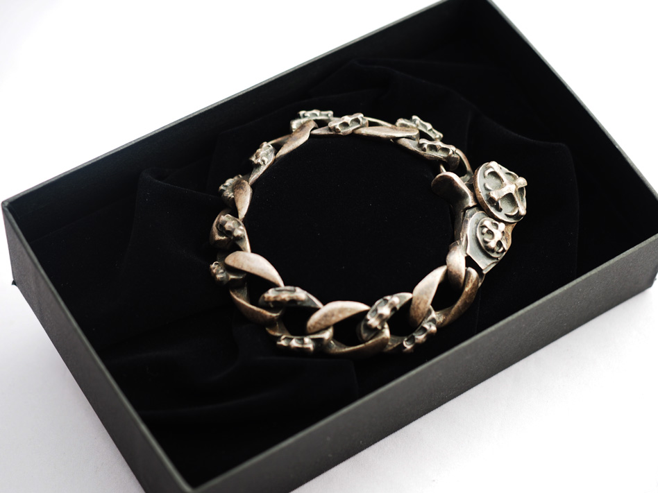 内装はスポンジに黒のベロアの布を貼りました