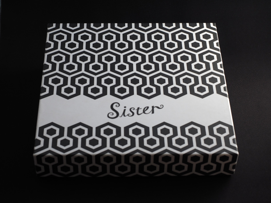 白地に黒の印刷だけでブランドイメージと存在感を出したパッケージデザイン