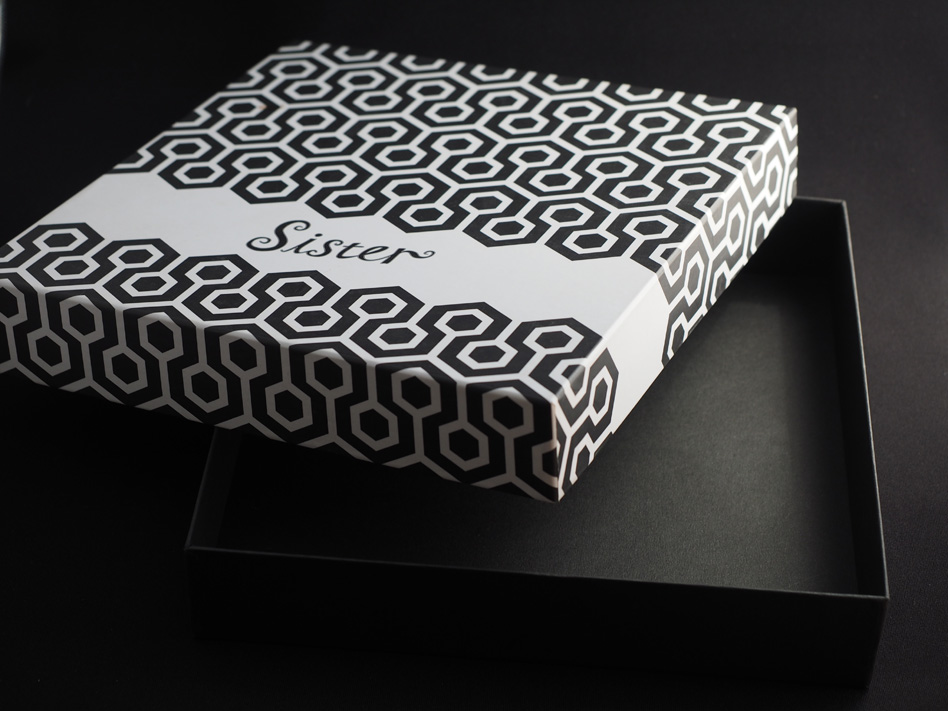 白い紙に黒一色の印刷でシンプルながら存在感のあるギフトボックス