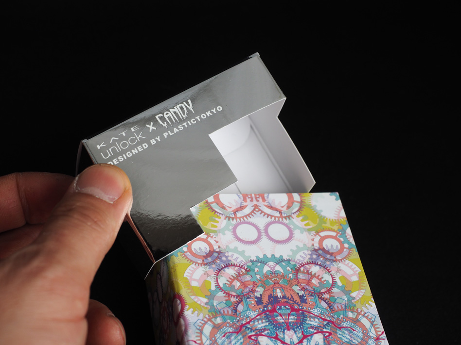 上部についたメタル紙部分が蓋になっております